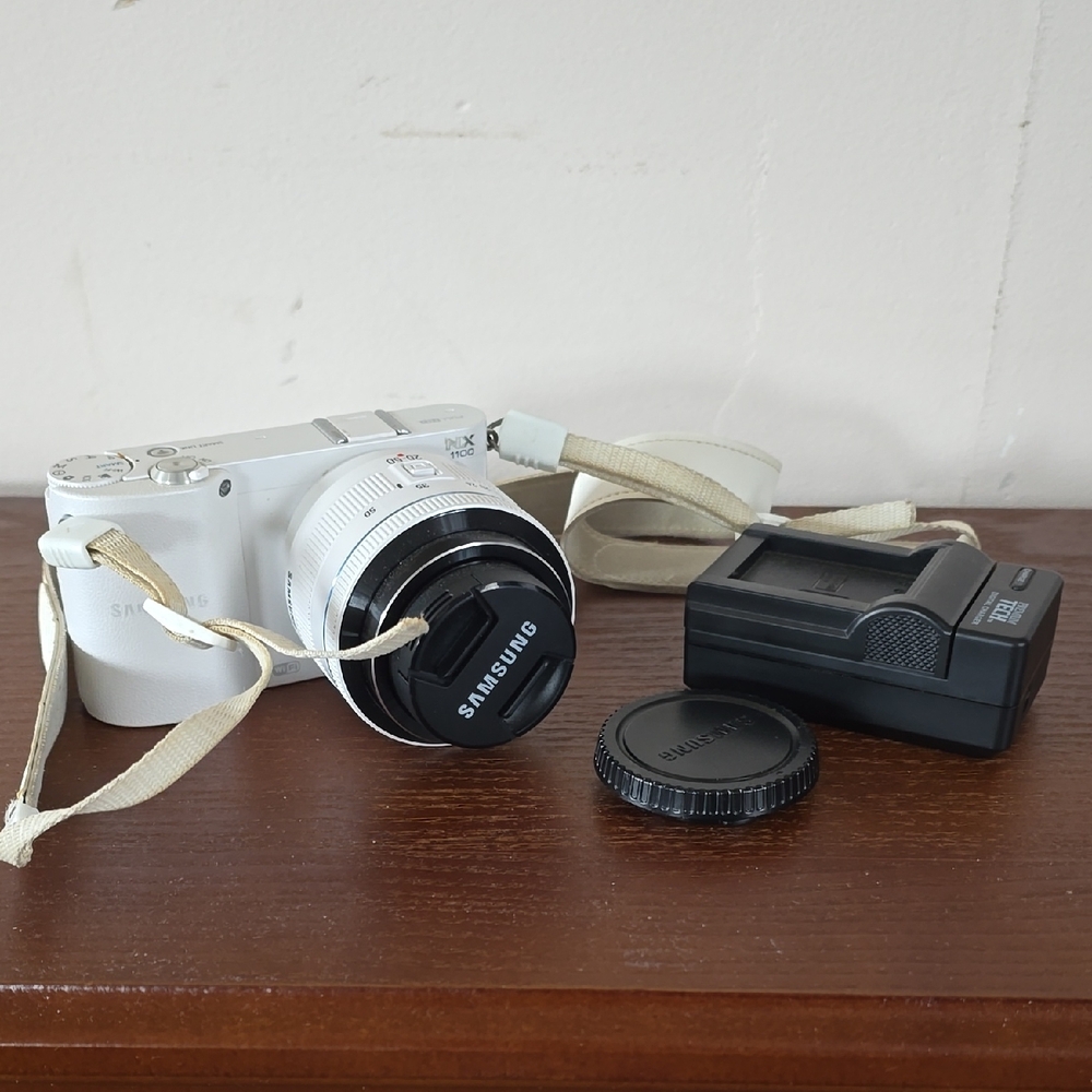 Samsung White Digital Camera with Interchangeable Lens and Compact Design